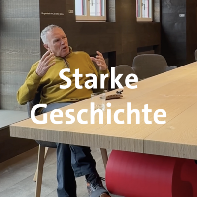 Person spricht in einem modernen Raum bei Stark AG Altstätten über Holzprodukte.