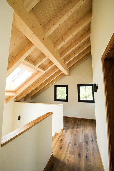 Moderner Dachgeschossausbau mit Holzdecke und Holzboden.