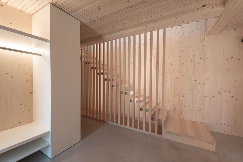 Moderner Innenausbau mit Holz-Wandverkleidungen und Treppe.