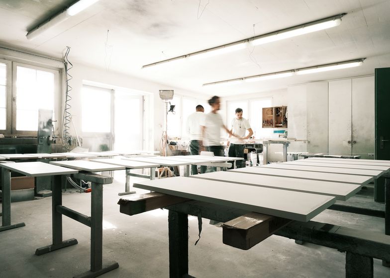 Werkstatt mit Holzarbeiten und Mitarbeitern bei Stark AG.