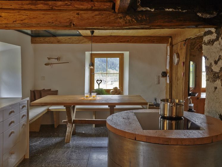 Gemütliche Küche mit Holzelementen und modernem Herd.