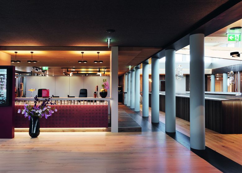 Modern gestalteter Empfangsbereich mit Holz- und Designelementen bei Stark AG.