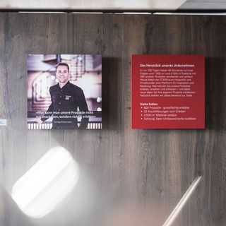 Holzhändler-Ausstellungsbereich mit Informationstafeln.