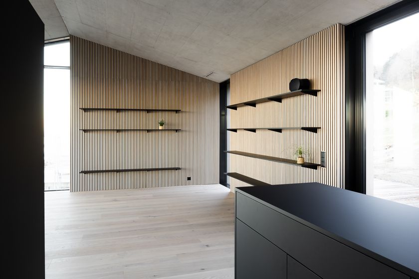 Moderner Innenraum mit Holzverkleidung und eleganten Regalen.