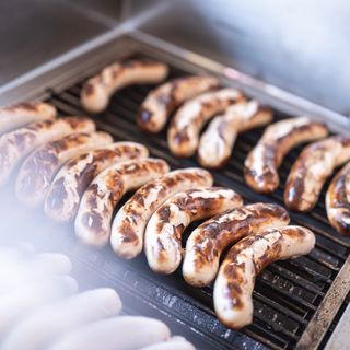 Gegrillte Würste auf einem Grill.