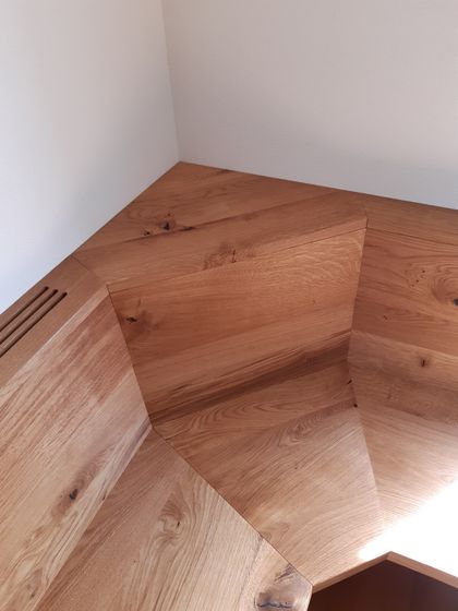 Eckbank aus hochwertigem Holzmaterial in moderner Inneneinrichtung.
