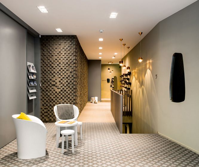 Eleganter Innenbereich eines modernen Büros mit stilvoller Akustikwand und Designermöbeln.