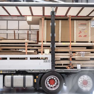 LKW mit Holzwerkstoffen von Stark AG beladen.