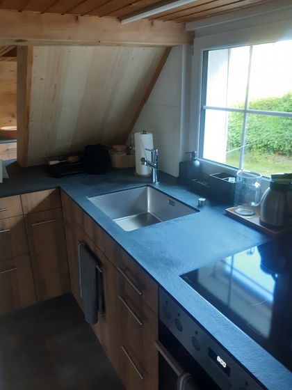 Moderne Küche mit Holzverkleidung und hochwertigen Arbeitsflächen.