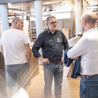 Mitarbeiter der Stark AG im Gespräch mit Kunden in einem modernen Showroom.