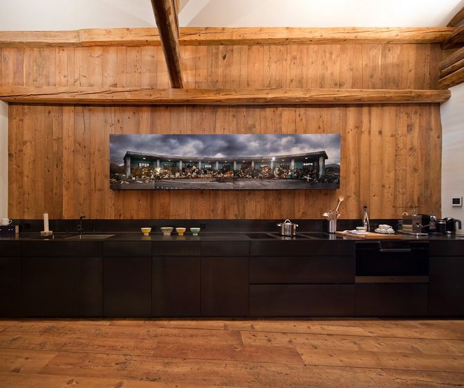 Moderne Holzküche mit rustikaler Wandverkleidung und Panorama-Kunstwerk.