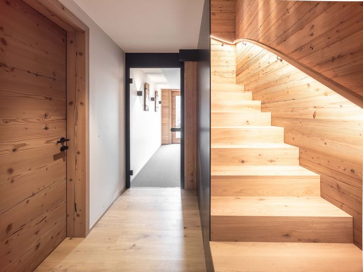 Moderner Innenraum mit Holztreppe und Wänden aus Holzwerkstoffen von Stark AG.