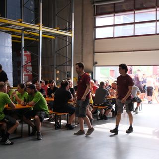 Mitarbeiter von Stark AG bei einer Firmenveranstaltung in der Lagerhalle.