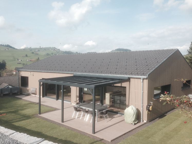 Modernes Holzhaus mit Terrasse und schönem Landschaftsblick.