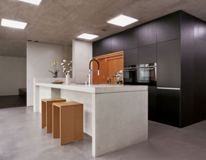 Moderne Küche mit Holz- und Betonakzenten.
