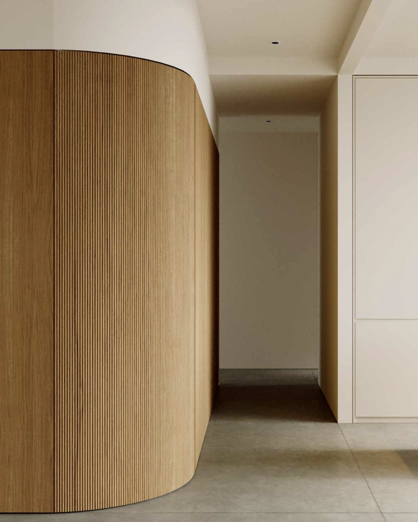 Moderner Innenraum mit Holzverkleidung und glattem Bodenbelag.