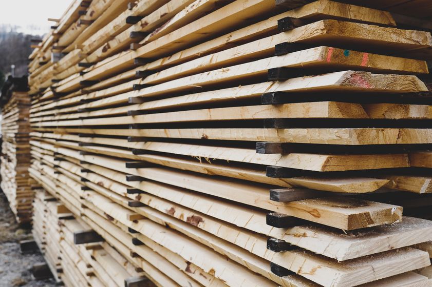Gestapelte Holzbretter im Freien bei Stark AG Altstätten.