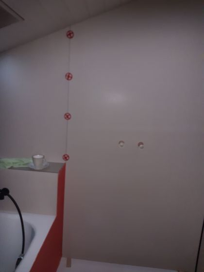 Hochwertiger Akustik-Wandbelag im Badezimmer mit Tasse auf Ablage.