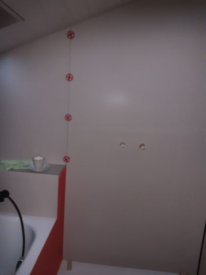 Hochwertiger Akustik-Wandbelag im Badezimmer mit Tasse auf Ablage.