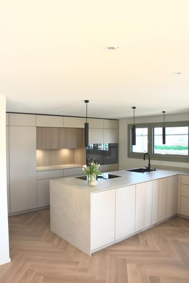 Moderne Küche mit Holzverkleidung und Insel.