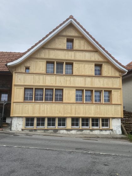 Modernisiertes Fachwerkhaus mit Holzfassade.
