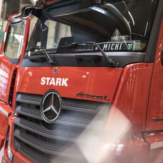 Ein roter Lastwagen der Stark AG in einer Halle.