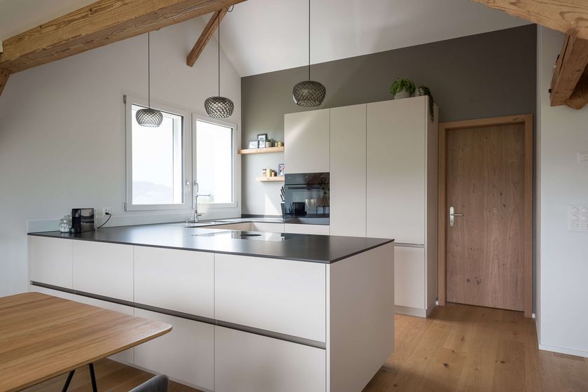 Moderne Küche mit Holzelementen und minimalistischer Ausstattung.