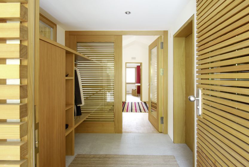 Innenraum mit modernen Holzverkleidungen und Türen.