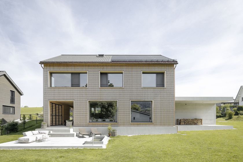 Modernes Haus mit Holzfassade und grossem Garten von Stark AG.