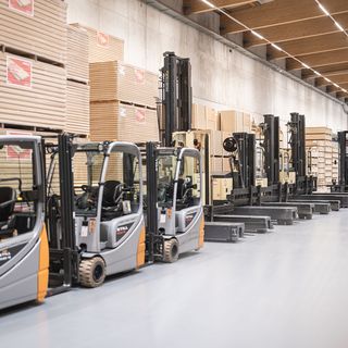 Reihe von Gabelstaplern in einem Holzwerkstofflager bei Stark AG Altstätten.