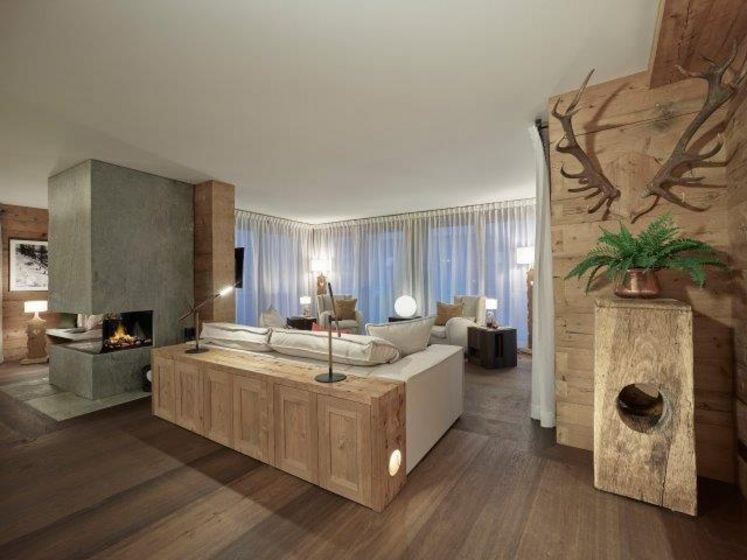 Elegantes Wohnzimmer mit Holzelementen und modernem Kamin.