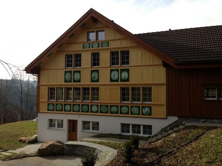 Traditionelles Schweizer Holzhaus mit dekorativen Fassadenelementen.