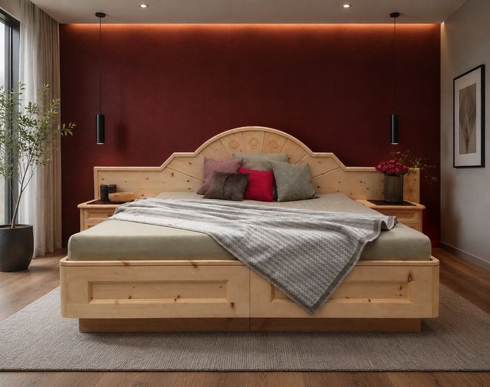 Gemütliches Schlafzimmer mit modernem Holzbett vor weinroter Akzentwand.