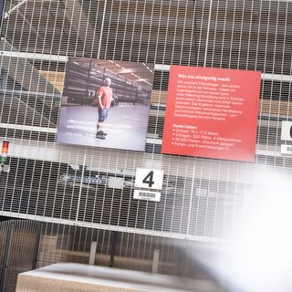 Ein modernes Lagerregal mit Informationsschildern bei Stark AG Altstätten.
