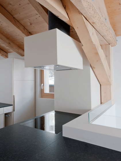 Moderne Küche mit Holzdecke und Dunstabzugshaube.
