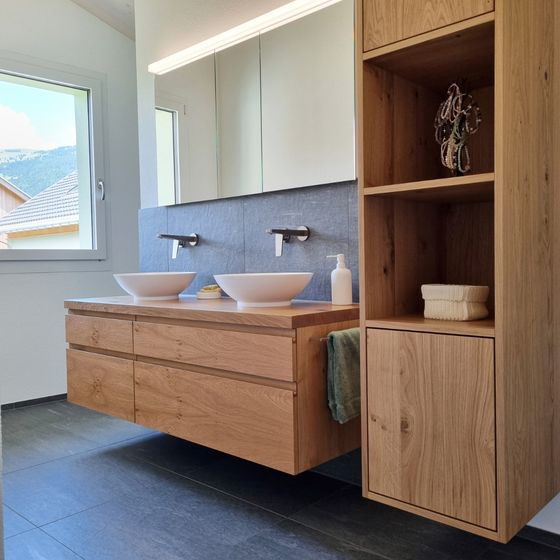 Modernes Badezimmer mit Holzwaschtisch und Doppelwaschbecken.