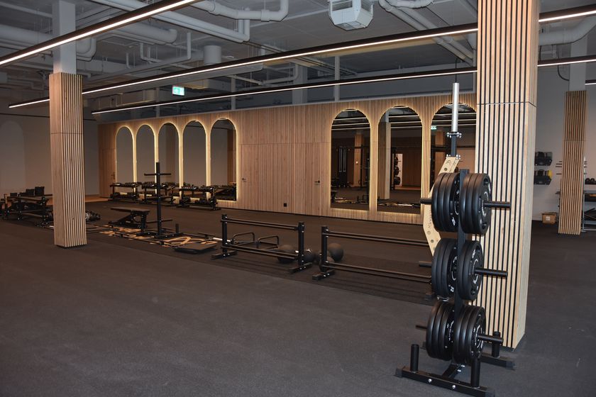 Moderner Trainingsraum mit hölzernem Akustik-Wanddesign.