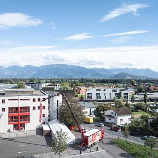 Luftaufnahme des Betriebsgeländes der Stark AG mit Bergen im Hintergrund.