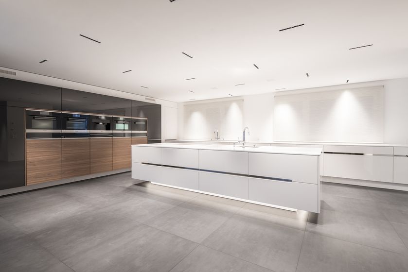 Moderne, minimalistische Küche mit Holz- und Glaselementen.