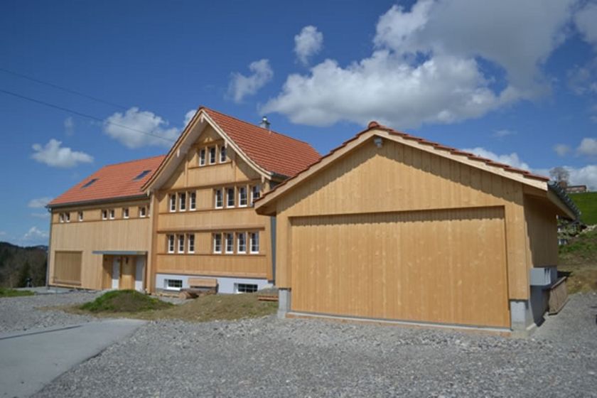 Holzhaus mit blauen Himmel im Hintergrund.