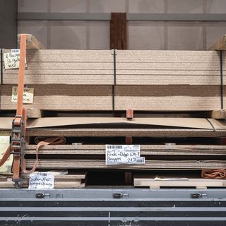 Gestapelte Holzwerkstoffplatten gesichert mit Spanngurten.