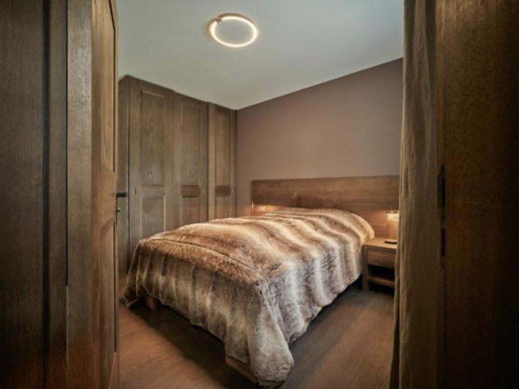 Gemütliches Schlafzimmer mit Holzinterieur.