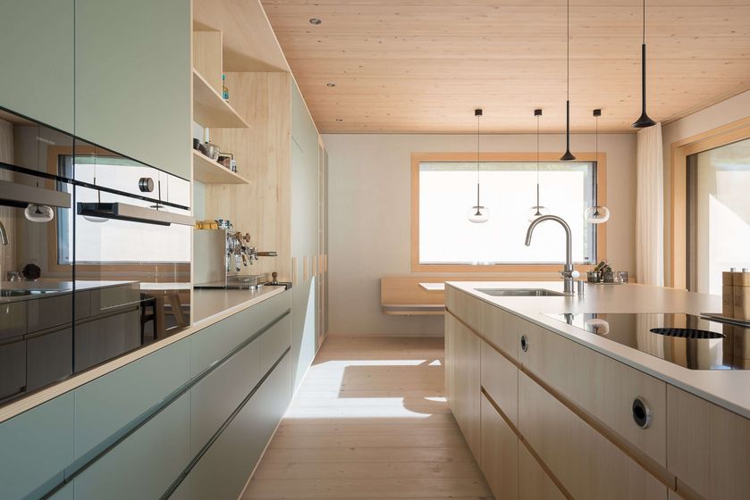 Moderne Küche mit Holzverkleidung und minimalistischer Einrichtung.