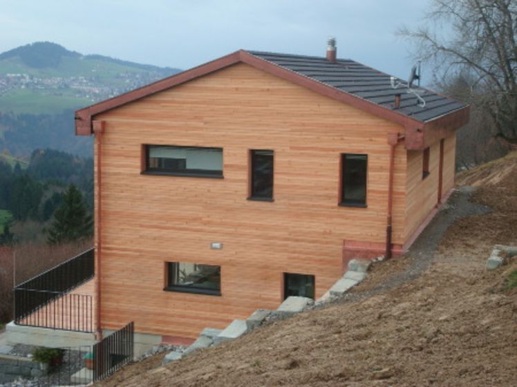 Modernes Holzhaus mit Hanglage und Panoramablick ins Tal.