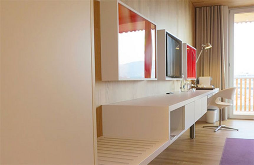 Modern eingerichtetet Holzwerkstoffzimmer mit stilvollem Schreibtisch und Fenster.