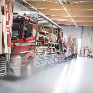 Lastwagen voller Holzwerkstoffe in einem Lagerhaus der Stark AG Altstätten.