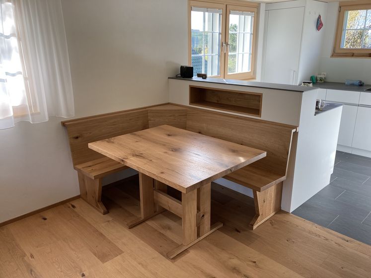 Moderne Küche mit Holzboden und Eckbank aus Holz.