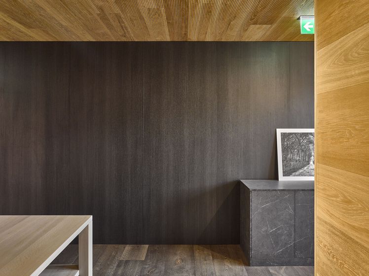 Moderner Innenraum mit Holzwandverkleidung und Kunstwerk.