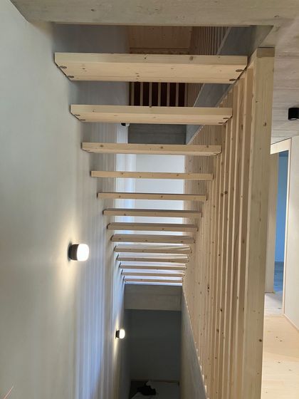 Moderne Holztreppe in minimalistischem Innenraum.