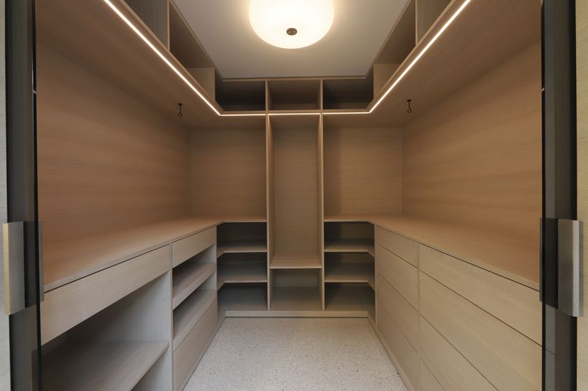 Moderne, hölzerne Schrankkonstruktion mit Regalen und Schubladen.